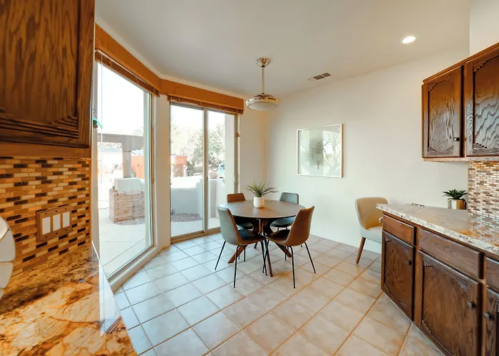 Red Rock Mtn View & Fire Pit: Home! Holiday home *
